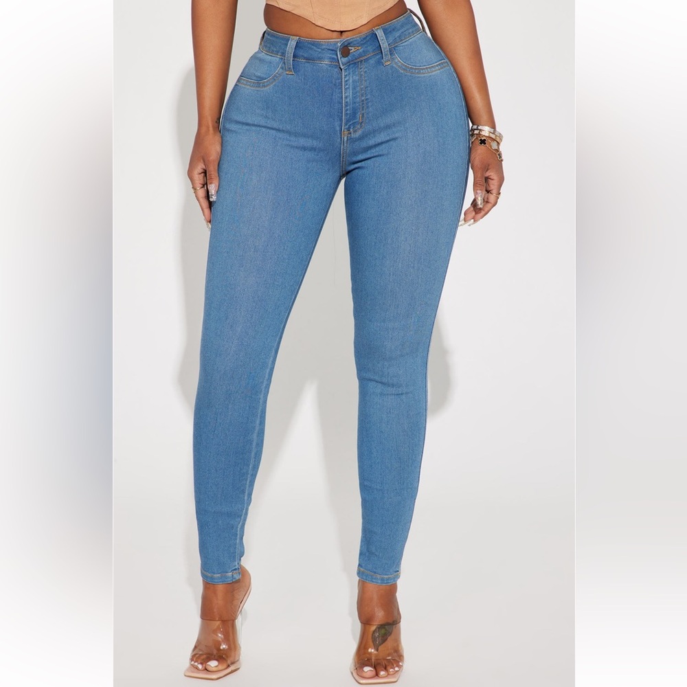 NWOT FASHION NOVA CLASSIC MID RISE SKINNY JEANS SIZE 5!